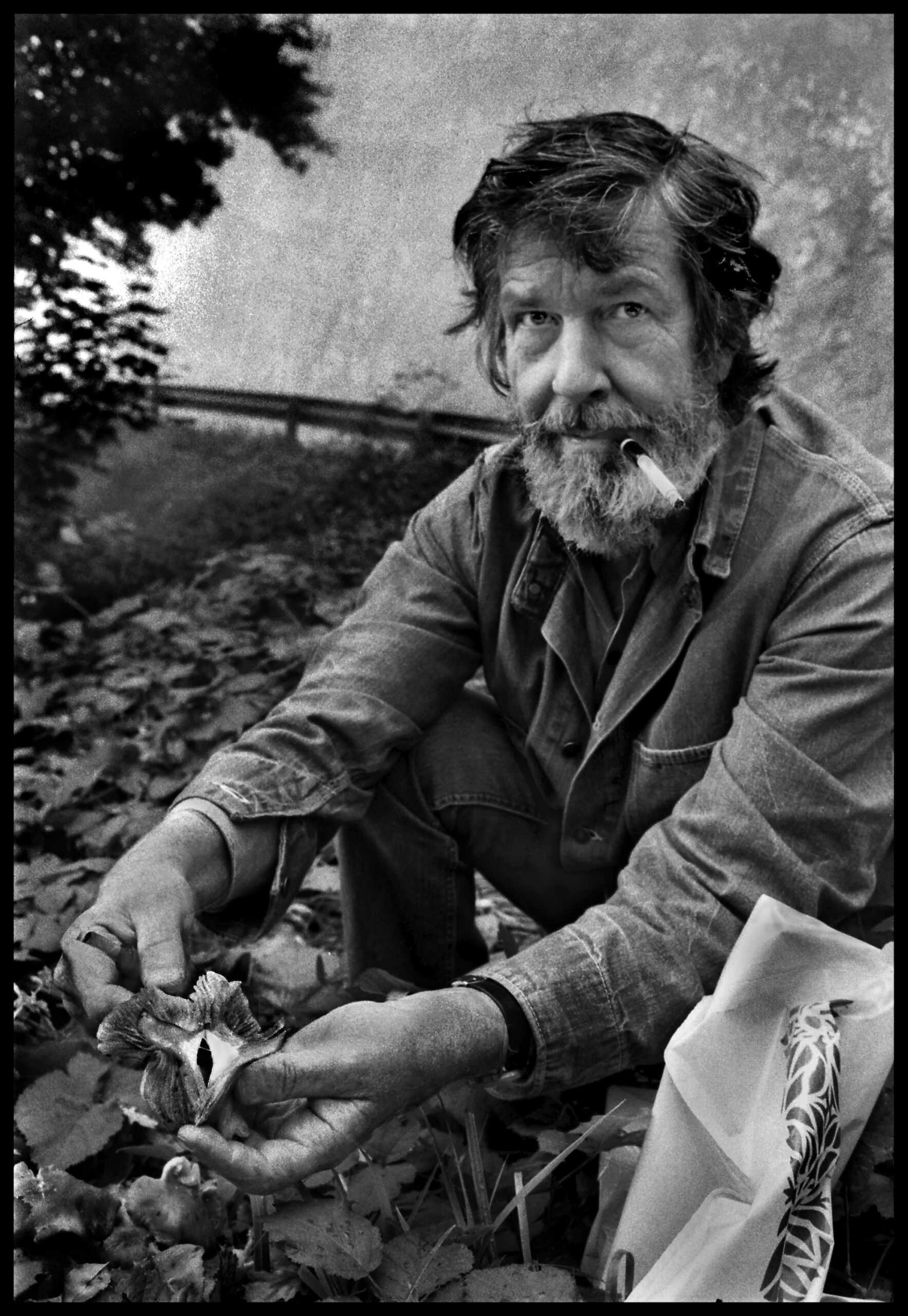 フランス・グルノーブルできのこ狩りをするジョン・ケージ（©1972 James Klosty）、ジョン・ケージ・トラストの許可を得て掲載