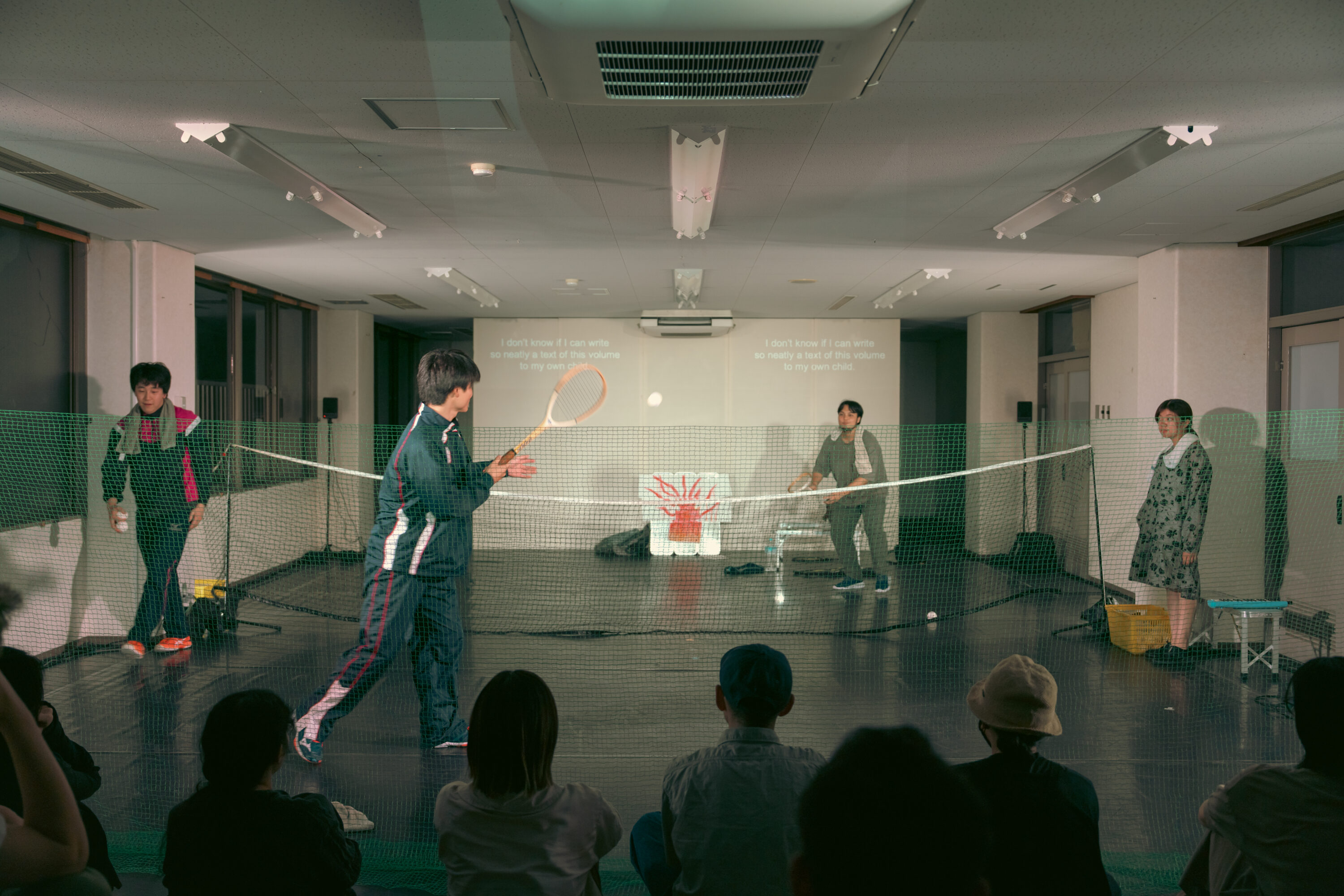 村川拓也　舞台版『テニス』（2025）
撮影：吉見崚　提供：KYOTO EXPERIMENT