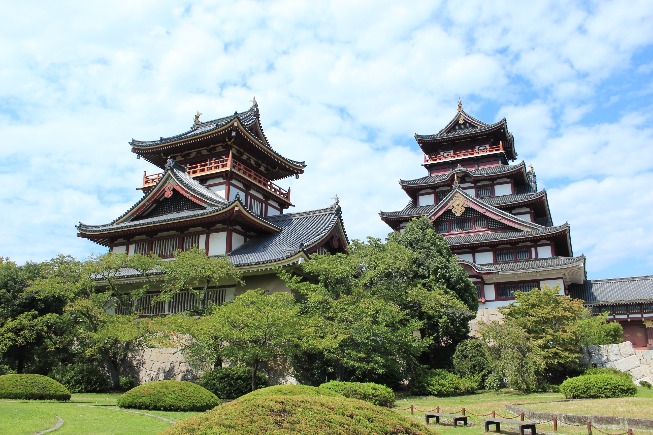 遊園地閉園後も模擬天守だけは残されたが、諸般の事情で立ち入りは不可。閉園以降にテレビ番組のロケで、ピエール瀧さんと最上階まで登ったという若林先生。京都盆地はもちろん、あべのハルカスまで見える“天下人の風景”だったとか。